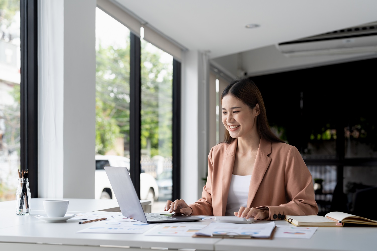 Tax Deduction Planning Concept. Happy Asian Woman Calculating Business Balance Prepare Tax Reduction. - Opção Contábilidade